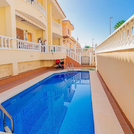 2 Bedroom 2 Bathroom Entire In With Pool *