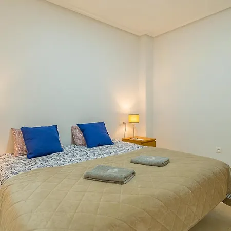 2 Bedroom 2 Bathroom Entire In With Pool Apartment *